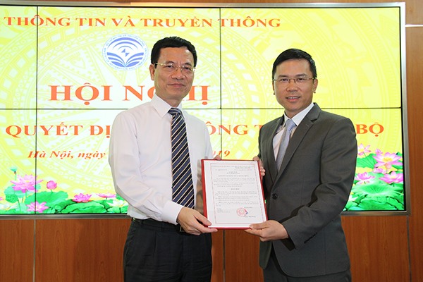 Ông Nguyễn Mạnh Hùng - Bộ trưởng TT&TT trao quyết định bổ nhiệm cho ông Phạm Anh Tuấn.