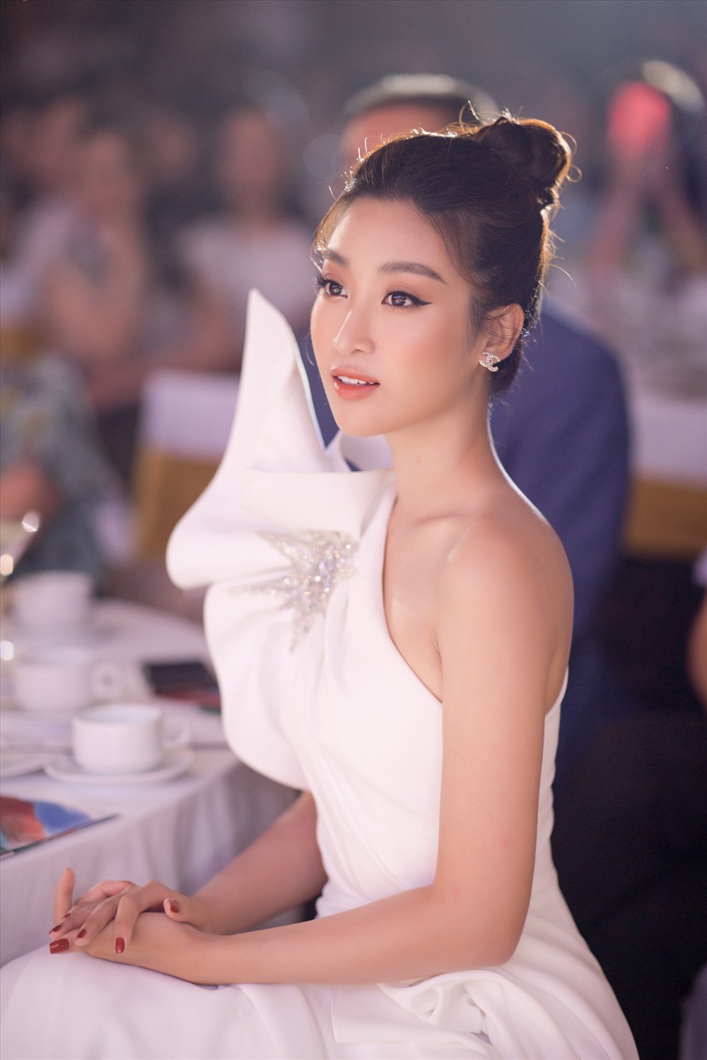 Điều nổi bật nhất khiến người đối diện không thể rời mắt khỏi Đỗ Mỹ Linh trong lần trở lại này chính là vòng eo con kiến của người đẹp. Ảnh: Linh Lê Chí.