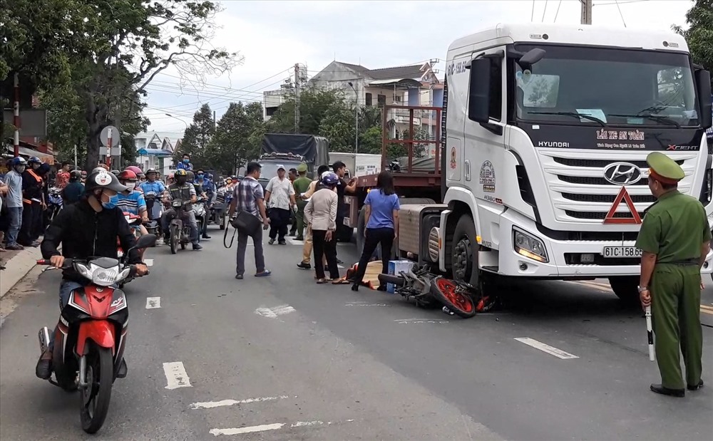 Hiện trường vụ tai nạn giữa xe máy và xe container khiến nam thanh niên tử vong.