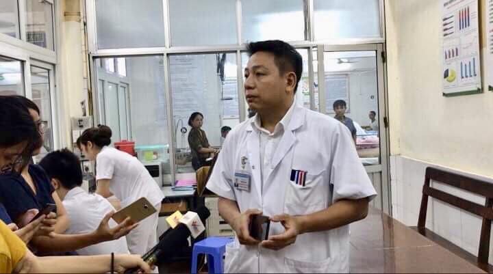 Bác sĩ Phạm Gia Anh thông tin về sức khoẻ nạn nhân.