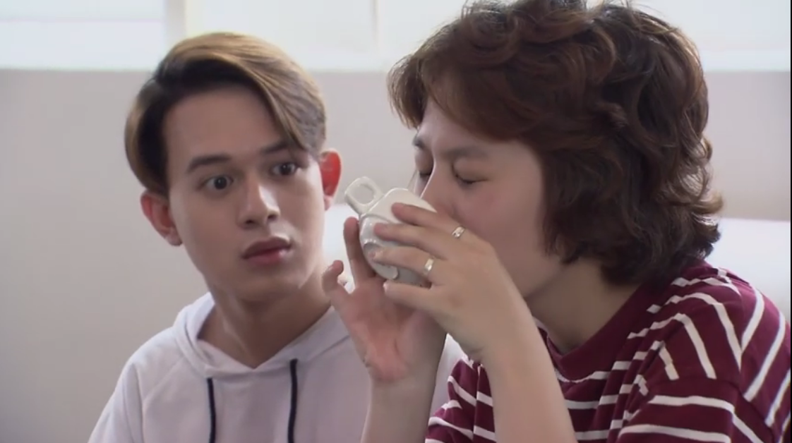 Bảo ngạc nhiên trước hành động của Thư. Ảnh