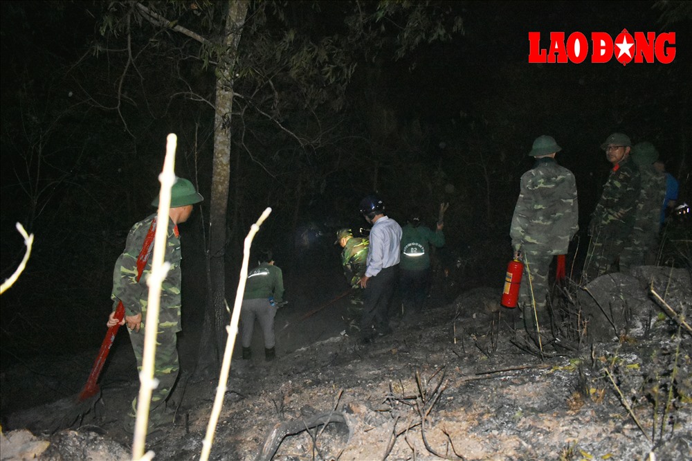 Các lực lượng chức năng cố gắng chữa cháy trong đêm. Ảnh : Bích Dũng