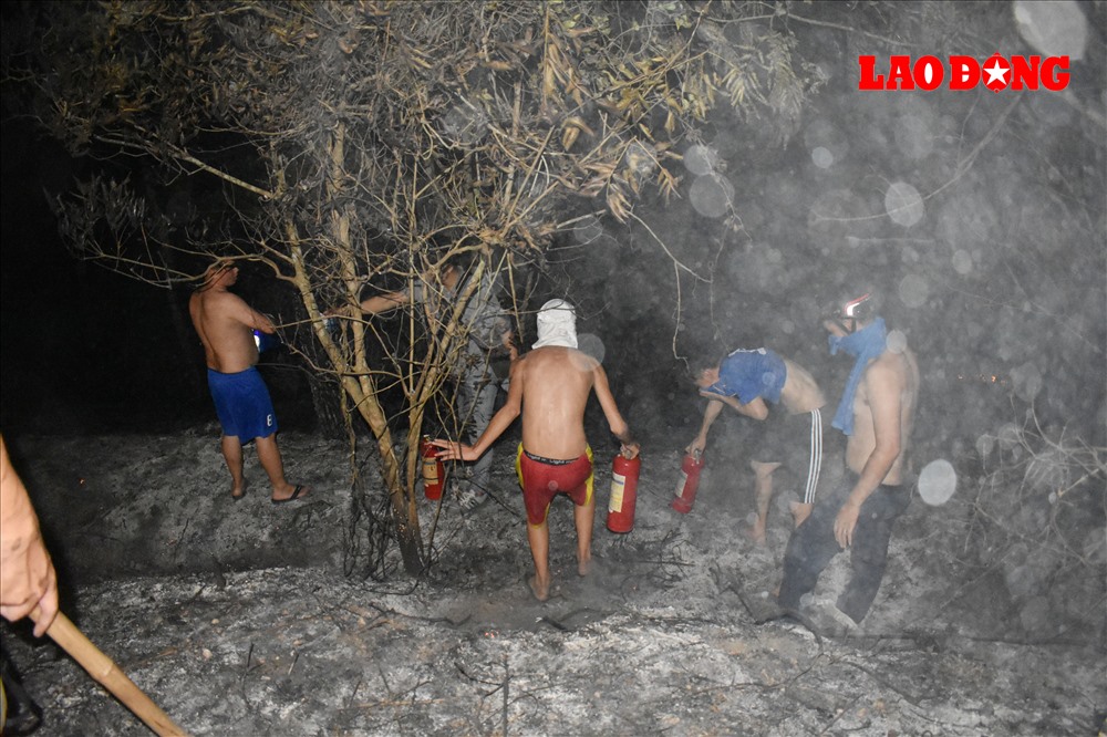 Người dân cùng tham gia chữa cháy. Ảnh : Bích Dũng