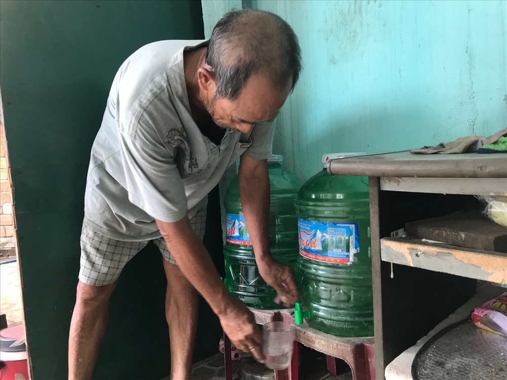Người dân mua nước đóng chai (loại lớn) để về sử dụng. Ảnh: Hà Phương