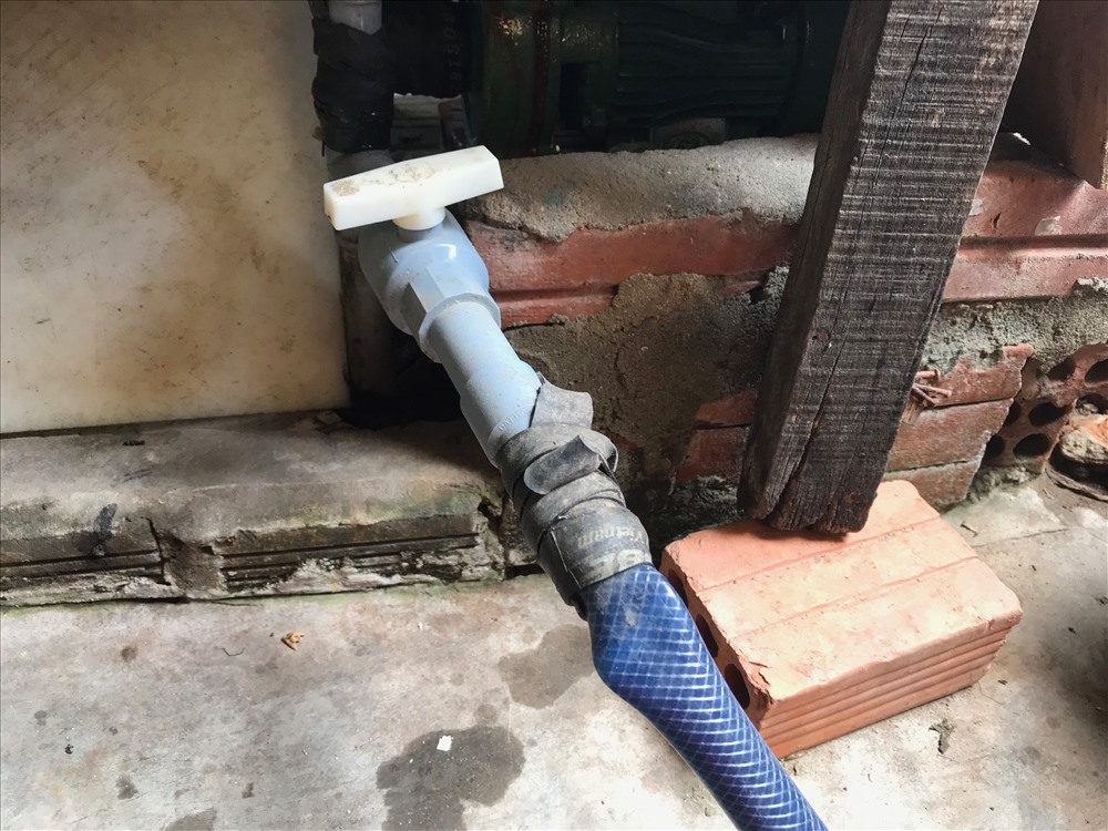 Nhiều hộ đóng giếng mới để lấy nước tắm giặt, không dám dùng để uống và nấu ăn. Ảnh: Hà Phương