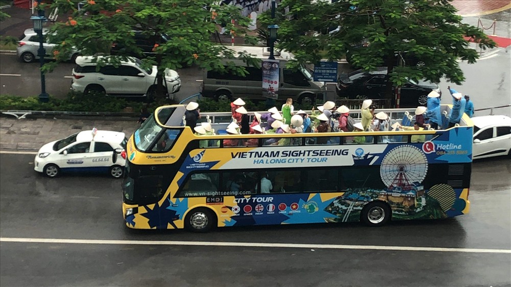 Du khách trải nghiệm chuyến xe đầu tiên sáng 18.6.2019. Ảnh: N.H