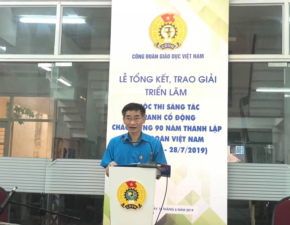 Phát biểu tại buổi Lễ, Phó Chủ tịch Tổng LĐLĐVN Trần Văn Thuật đánh giá cao sáng kiến của CĐGDVN đã phát động và tổ chức cuộc thi. Đây là hoạt động thiết thực để chào mừng 90 năm thành lập CĐVN, cuộc thi không những tạo cơ hội để CBNGNLĐ trong ngành Giáo dục có dịp thể hiện tài năng sáng tạo những tác phẩm có ý nghĩa mà còn mang những thông điệp tốt, đẹp lan toả sâu rộng đối với tổ chức CĐVN. Ảnh: P.V