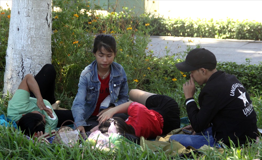 Các nhóm bạn trẻ... mua đồ ăn, nước uống và mang áo mưa, bạt... đến công viên tránh nóng. Ảnh: N.T