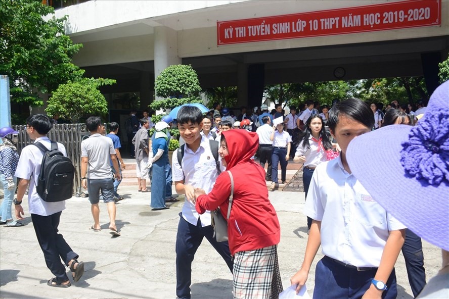 Các thí sinh tươi cười gặp phụ huynh tại kỳ thi tuyển sinh lớp 10 THPT. ảnh: H.Vinh