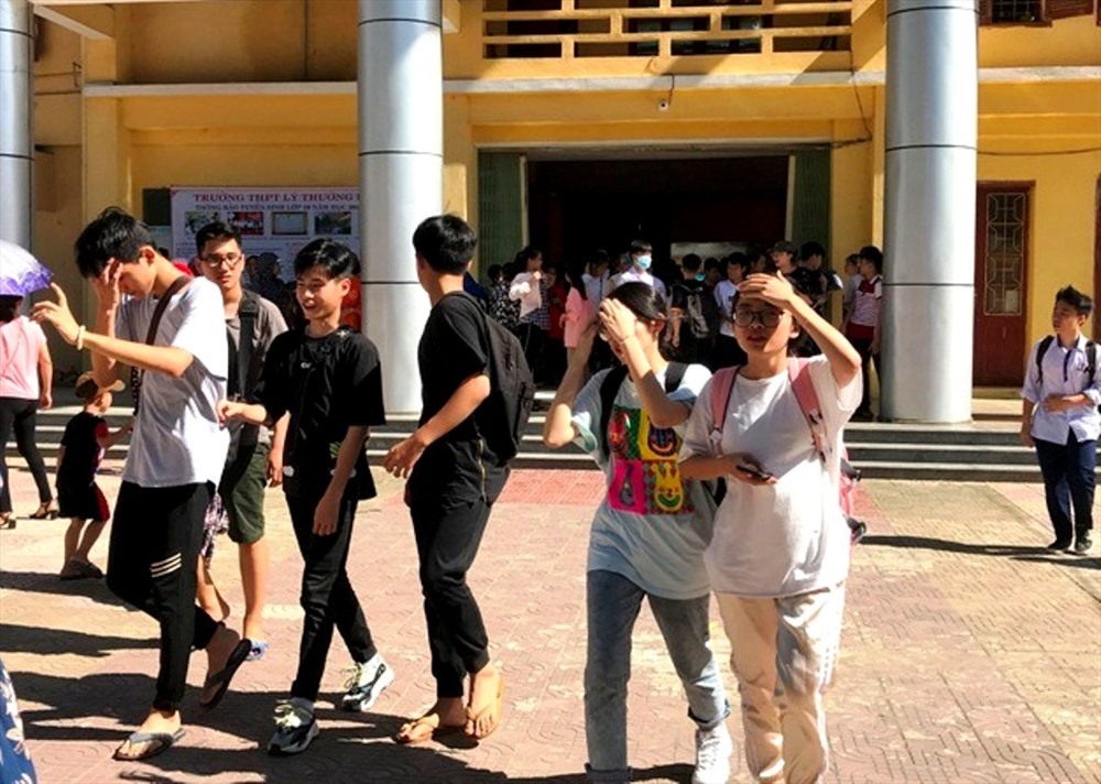 Các thí sinh dự kỳ thi vào lớp 10 tại TP. Thanh Hóa. Ảnh: HĐ