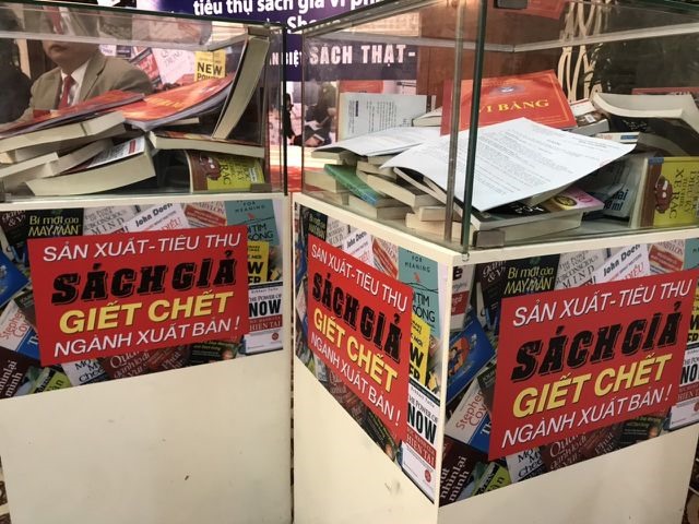 Sách giả được trưng bày tại buổi họp báo. Ảnh: Dân trí.