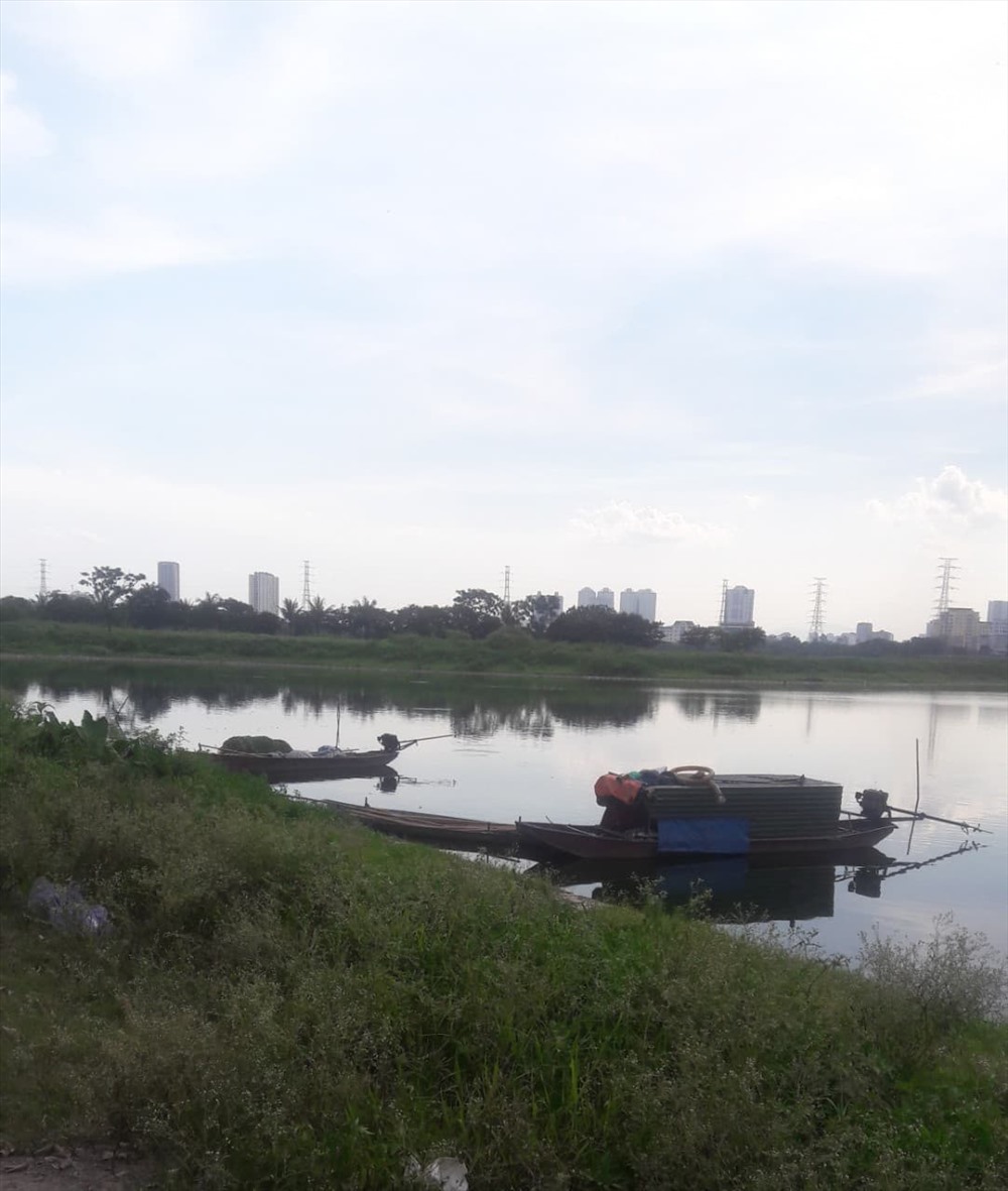 Thuyền đánh bắt cá cập bờ tại khu vực cụm hồ điều hòa Yên Sở. Ảnh: Đ.T