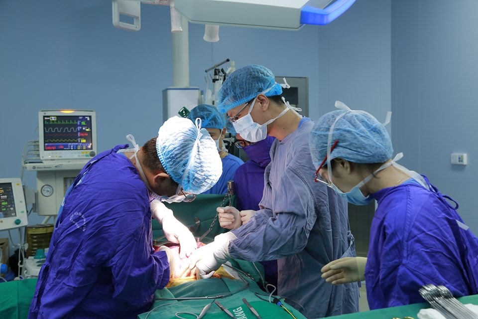 Các bác sĩ tiến hành ca phẫu thuật. Ảnh: BVCC