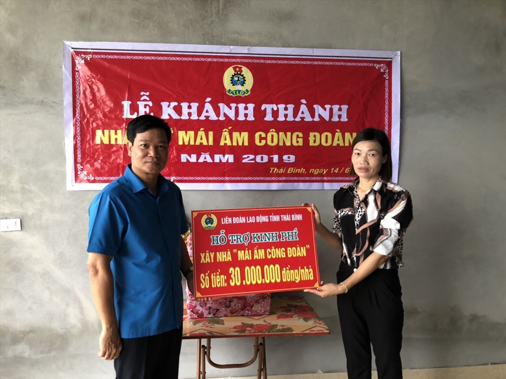 Đồng chí Nguyễn Thái Dương – Phó Chủ tịch LĐLĐ tỉnh trao hỗ trợ kinh phí xây nhà mái ấm công đoàn cho đoàn viên. Ảnh: B.M