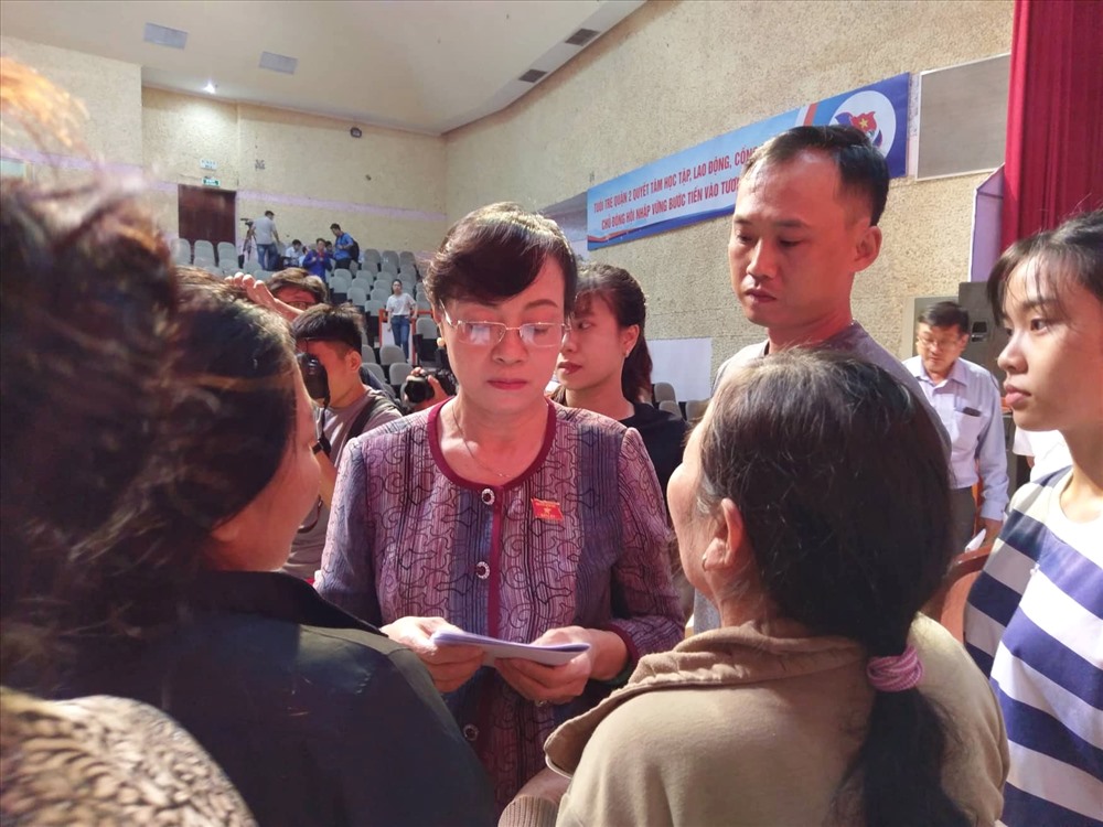 Người dân Thủ Thiêm gửi đơn thư khiếu nại lên bà Nguyễn Thị Quyết Tâm. Ảnh: Minh Quân