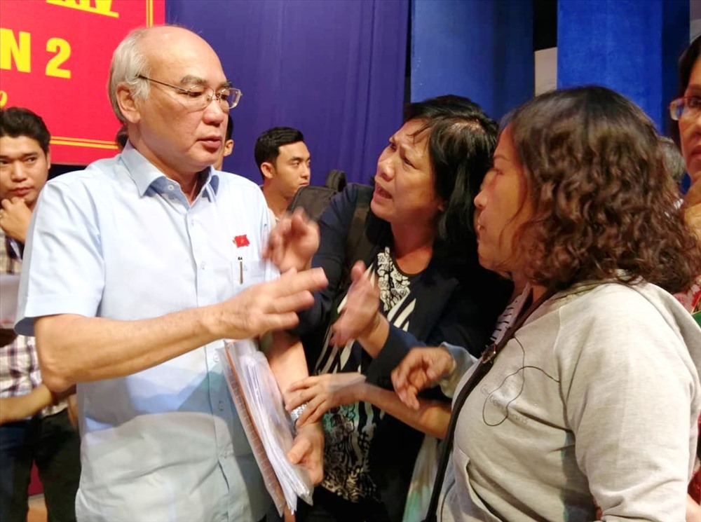 Ông Phan Nguyễn Như Khuê nói chuyện với người dân sau buổi tiếp xúc cử tri. Ảnh: Minh Quân