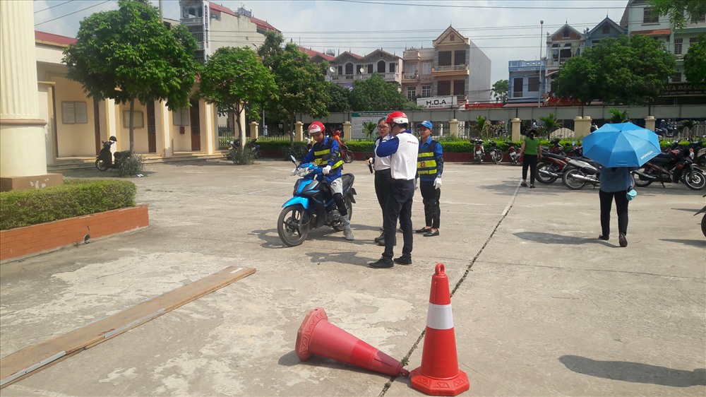 Đoàn viên tham gia thực hành lái xe an toàn.