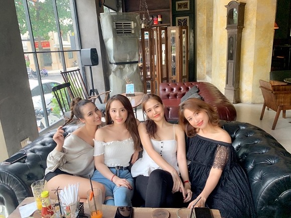 Bộ tứ mỹ nhân đời đầu (từ trái sang): Huyền Lizzie - Quỳnh Nga - Phanh Lee - Vân hugo. Ảnh: FBNV.