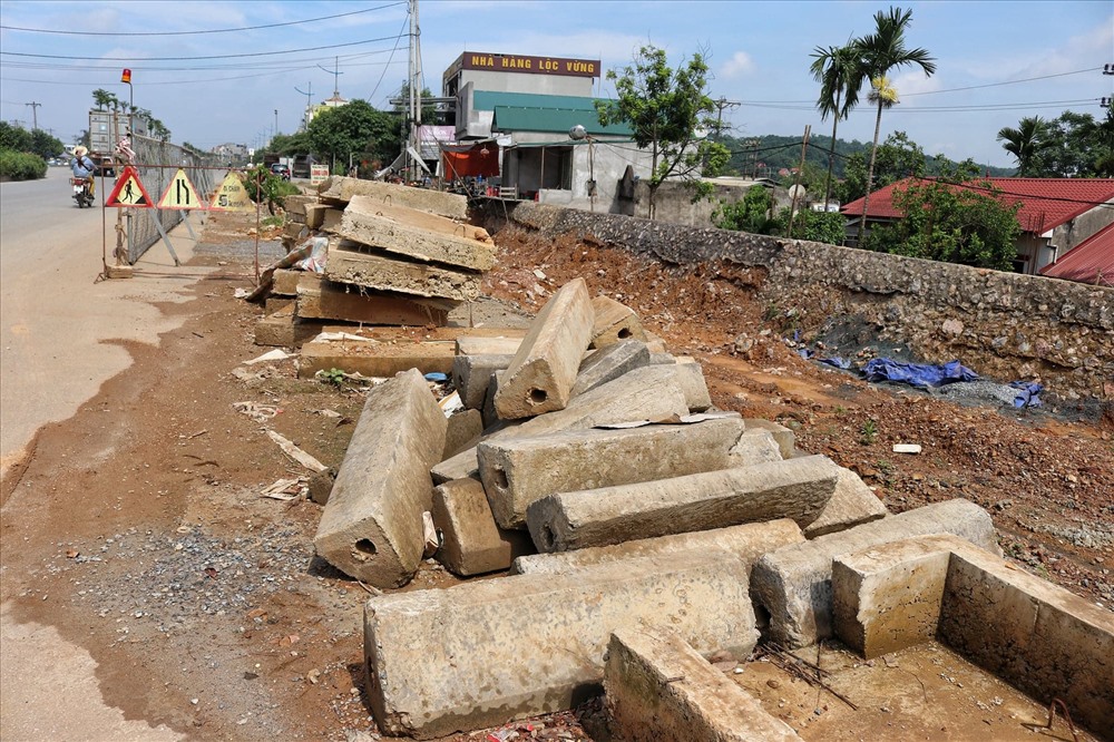 Tuyến đường hiện vẫn ngổn ngang vật liệu xây dựng. Ảnh: PV.