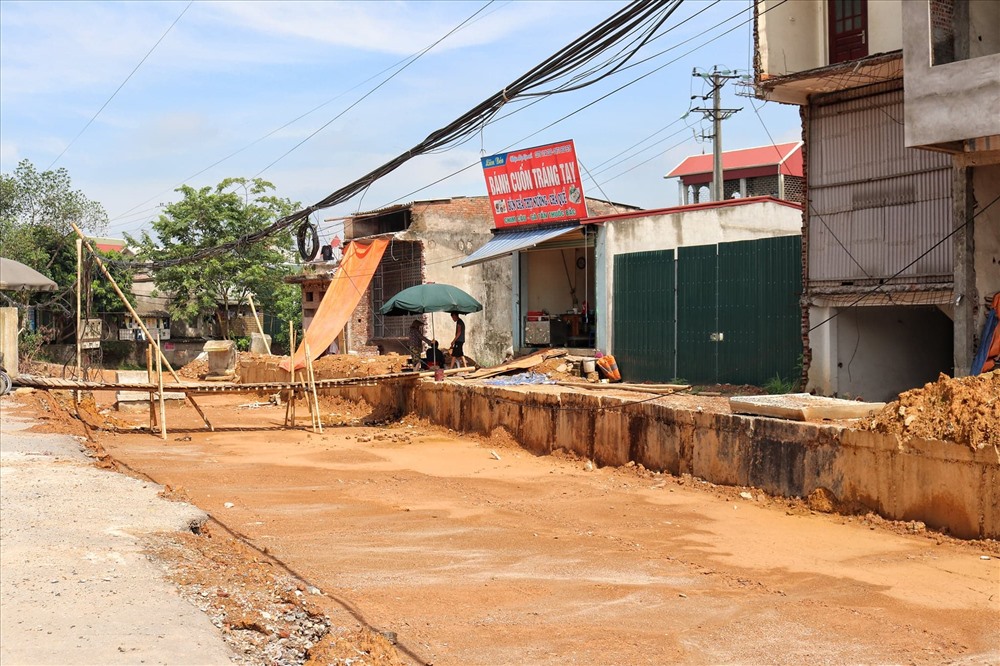 Ông Tăng cùng nhiều hộ dân mong mỏi tuyến đường sớm hoàn thiện để người dân ổn định cuộc sống. Ảnh: PV.
