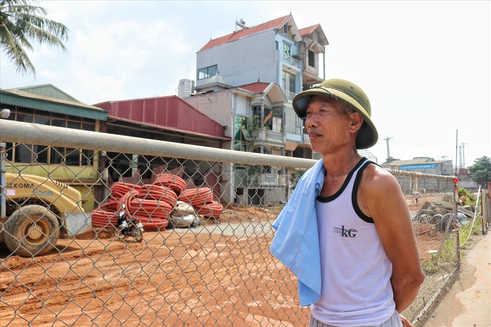 Ông Tăng cùng nhiều hộ dân mong mỏi tuyến đường sớm hoàn thiện để người dân ổn định cuộc sống. Ảnh: PV.