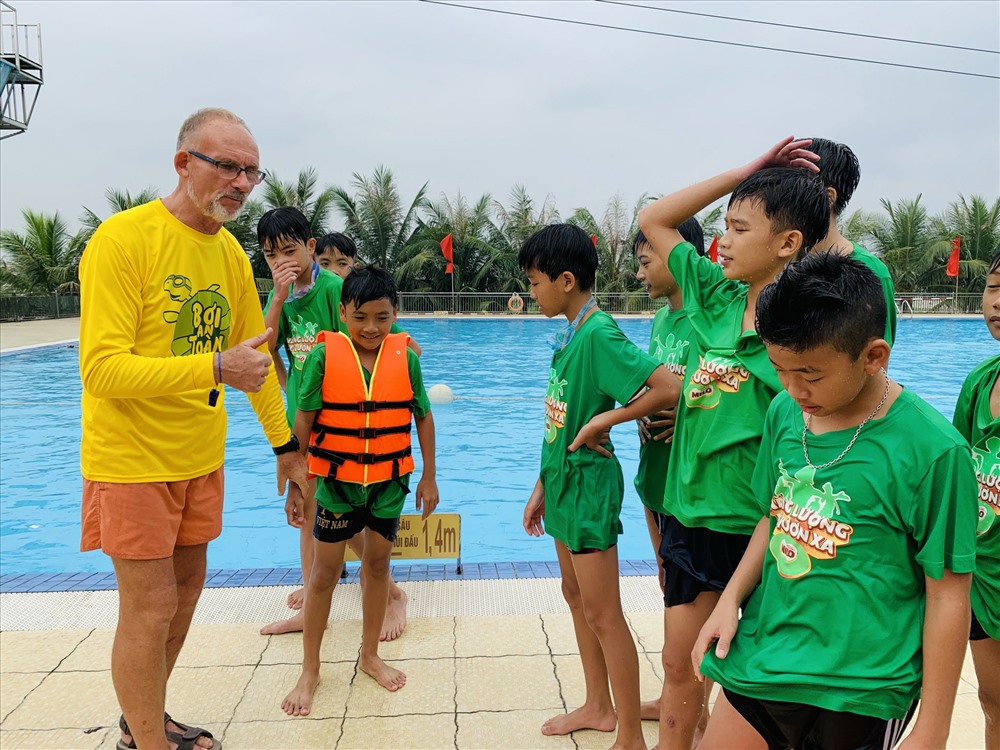 Chuyên gia nước ngoài tập huấn các kỹ năng bơi lội, thoát hiểm cho học sinh Đông Triều. Ảnh: Thanh Tùng