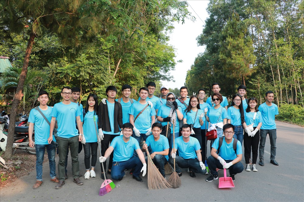 Các phóng viên, CTV công tác trên địa bàn Thừa Thiên - Huế tham gia nhặt rác hưởng ứng phong trào “Ngày chủ nhật xanh“.