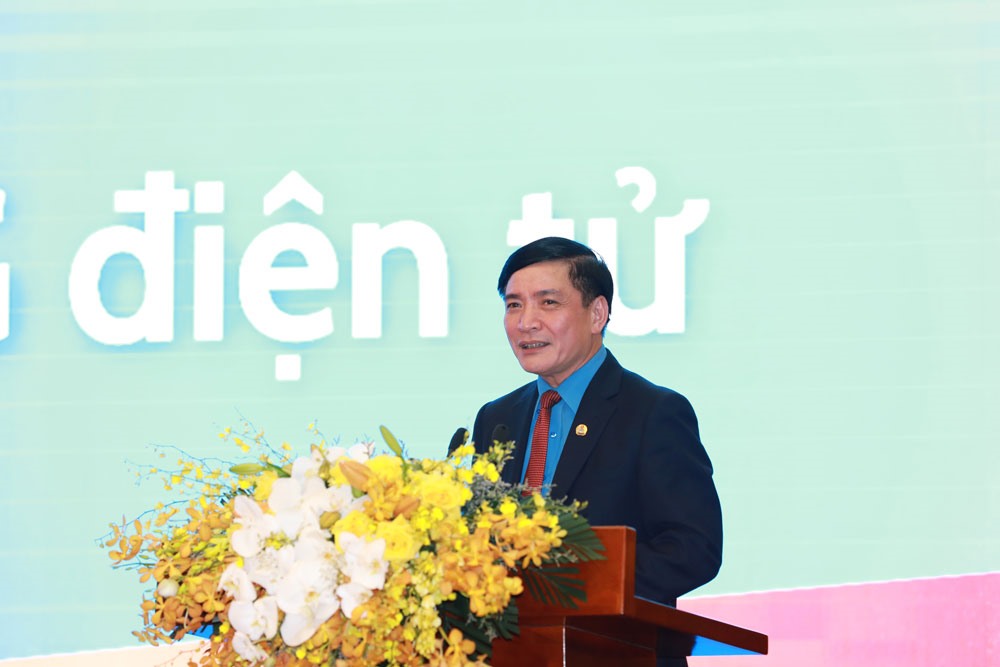 Chủ tịch Tổng LĐLĐVN Bùi Văn Cường trao cờ thi đua của Thủ tướng Chính phủ cho tập thể Báo Lao Động.
