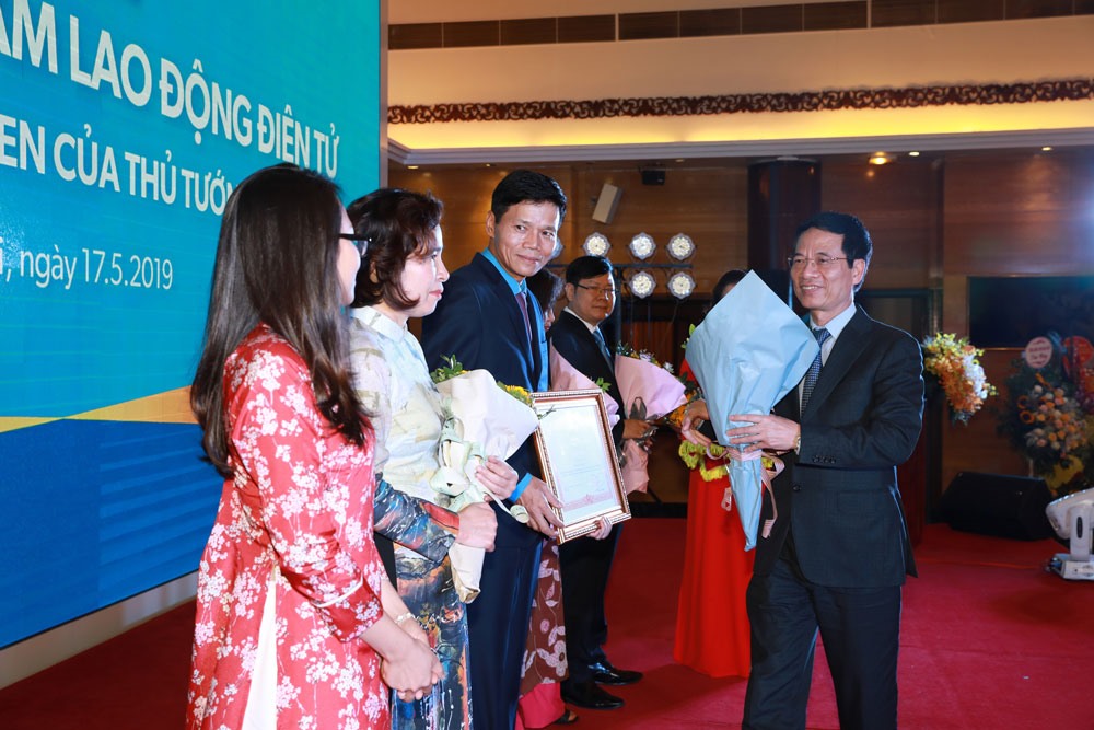 Đồng chí Nguyễn Mạnh Hùng - Ủy viên TƯ Đảng, Bộ trưởng Bộ Thông tin Truyền thông, Phó trưởng Ban tuyên giáo Trung ương trao Bằng khen của Thủ tướng Chính phủ cho tập thể Báo Lao Động.
