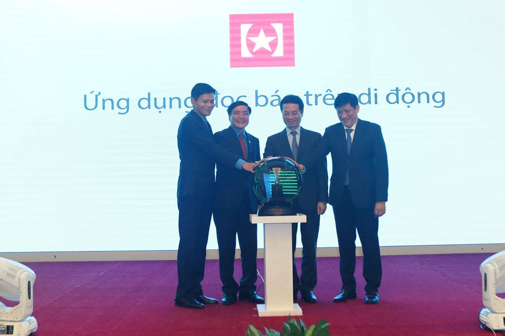 Các đồng chí: Nguyễn Mạnh Hùng - Ủy viên TƯ Đảng, Bộ trưởng Bộ Thông tin Truyền thông, kiêm Phó trưởng Ban tuyên giáo Trung ương, Bùi Văn Cường, Ủy viên TƯ Đảng, Chủ tịch Tổng LĐLĐVN; Nguyễn Thanh Long – Phó trưởng Ban Tuyên giáo Trung ương; Nguyễn Ngọc Hiển- Tổng Biên tập báo Lao Động cùng nhấn nút khai trương APP Lao Động - một ứng dụng đọc tin hữu ích và thân thiện.