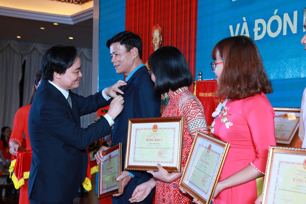 Cũng nhân dịp này, Bộ GDĐT đã trao kỷ niệm chương Vì sự nghiệp giáo dục Việt Nam cho đồng chí Nguyễn Ngọc Hiển - Tổng Biên tập Báo Lao Động. Nhiều tập thể, cá nhân của Báo Lao Động đã đón nhận bằng khen do các bộ, ban, ngành trao tặng.