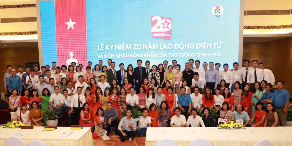 Tập thể cán bộ, phóng viên Báo Lao Động chụp ảnh kỷ niệm.