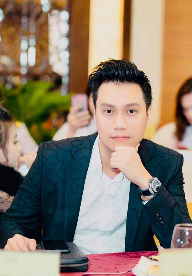 Nam diễn viên sở hữu những bộ vest và phụ kiện đắt tiền. Ảnh: FBNV