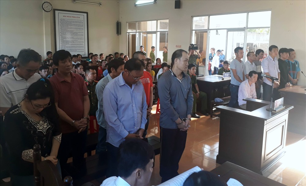 Các đối tượng hầu hết là người thân bạn bè trong vụ lừa đảo hàng chục tỉ đồng tại tòa (ảnh Nhật Hồ)