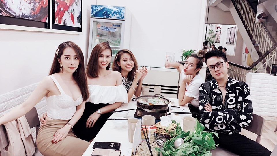 Quỳnh Nga gặp gỡ bạn bè. Ảnh: FBNV