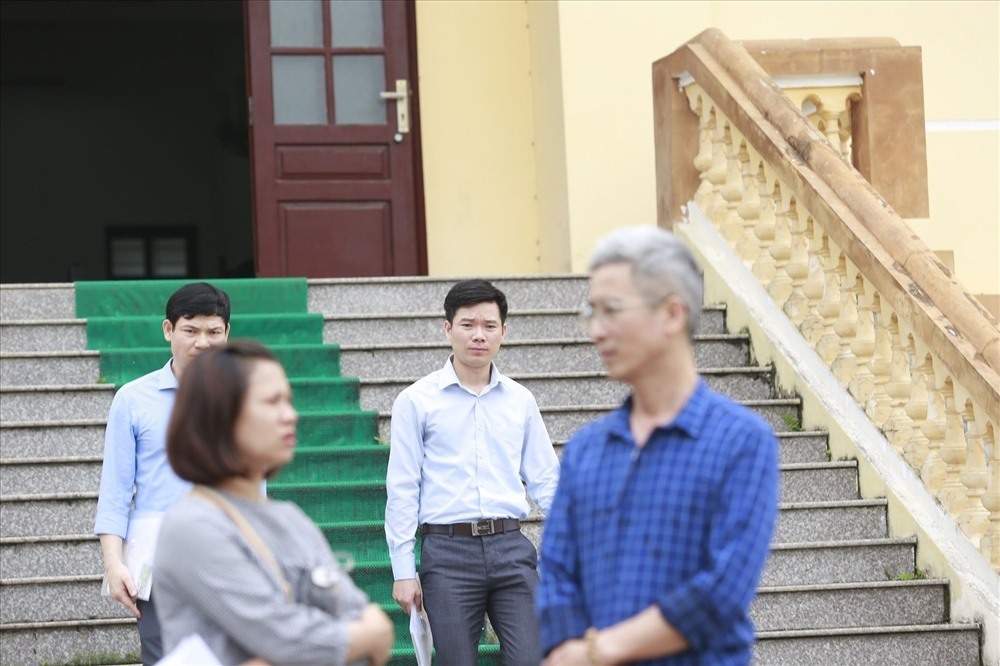 Bác sĩ Hoàng Công Lương (áo xanh nhạt) tại tòa. Ảnh: Cường Ngô