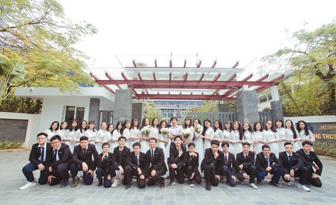 Tập thể lớp 9A01 cùng giáo viên chủ nhiệm. Ảnh: Zing.vn