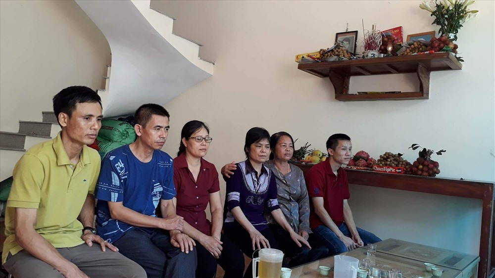 5 người được ghép tạng trở về đoàn tụ cùng bà Ngần. Ảnh: Khuyên Lê