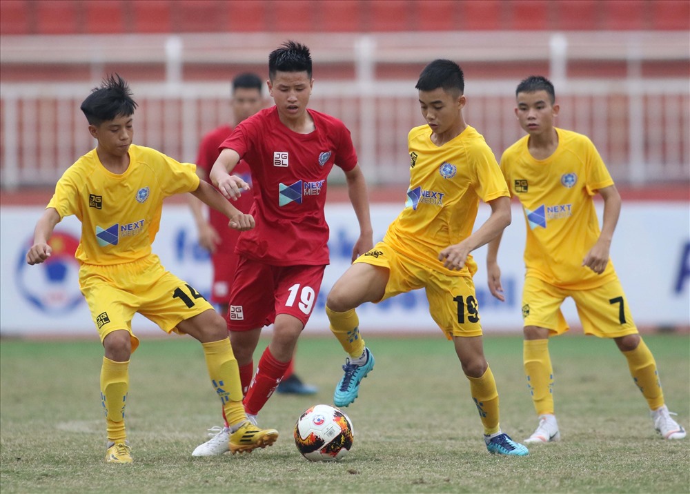 U15 HAGL-những đàn em Công Phượng (áo đỏ) bại trận 1-2 trước U15 Thanh Hóa. Ảnh: T.N