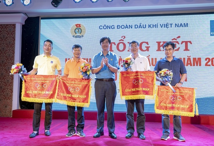 Đồng chí Nguyễn Mạnh Kha - Phó Chủ tịch CĐ DKVN trao giải Nhì toàn đoàn cho các đơn vị PTSC, PVFCCo, PVD và PV Gas.