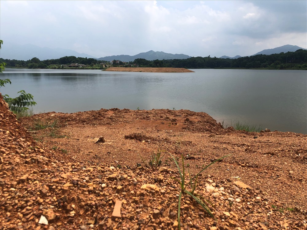 Trong vòng hơn 6 tháng trở lại đây, hai công trình đổ đất lấp hồ đã được làng văn hoá các dân tộc Việt Nam thực hiện. Ảnh: TC.CN