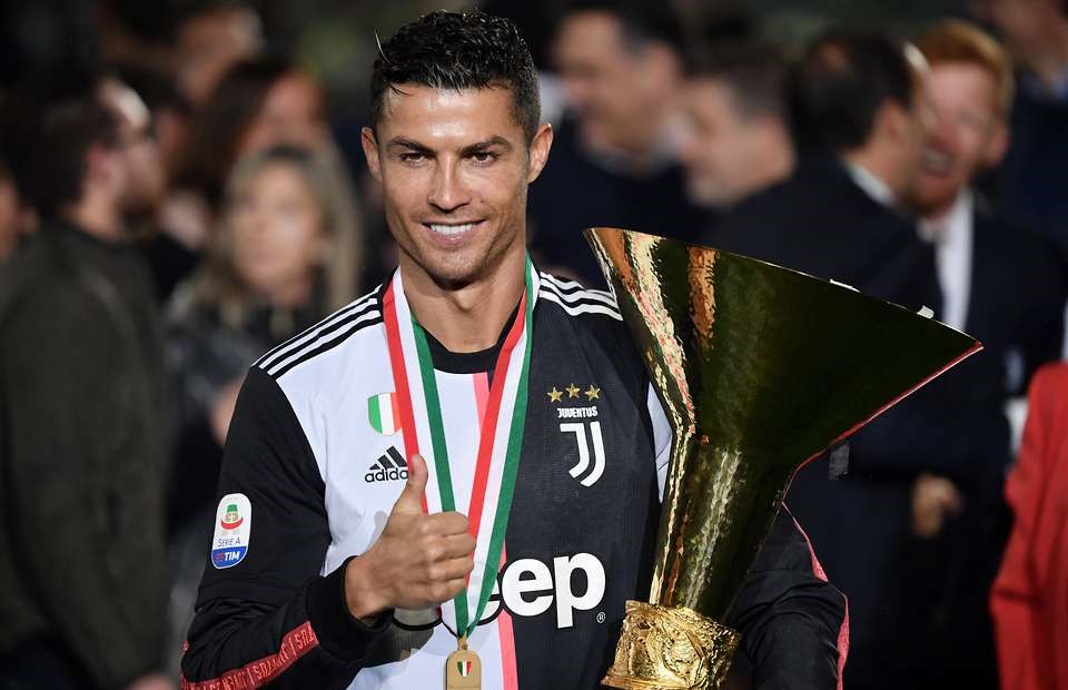 Sarri sẽ phải làm mọi cách để Ronaldo tỏa sáng. Ảnh: GiveMeSport