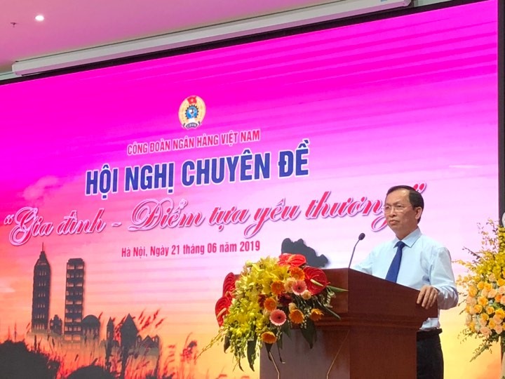 Phát biểu và chỉ đạo tại hội nghị, Phó Thống đốc NHNN Đào Minh Tú biểu dương và đánh giá cao kết quả công tác gia đình và trẻ em. Đồng thời, với những kếr quả đã đạt được, đồng chí Đào Minh Tú cũng đề nghị thời gian tới CB, CCVC lao động nói chung và nữ đoàn viên CĐ lao động trong ngành NH nói riêng cần tiếp tục vượt qua khó khăn, thách thức, đấu tranh với những tiêu cực để xây dựng gia đình hạnh phúc, tiến bộ... Ảnh: Đ.P