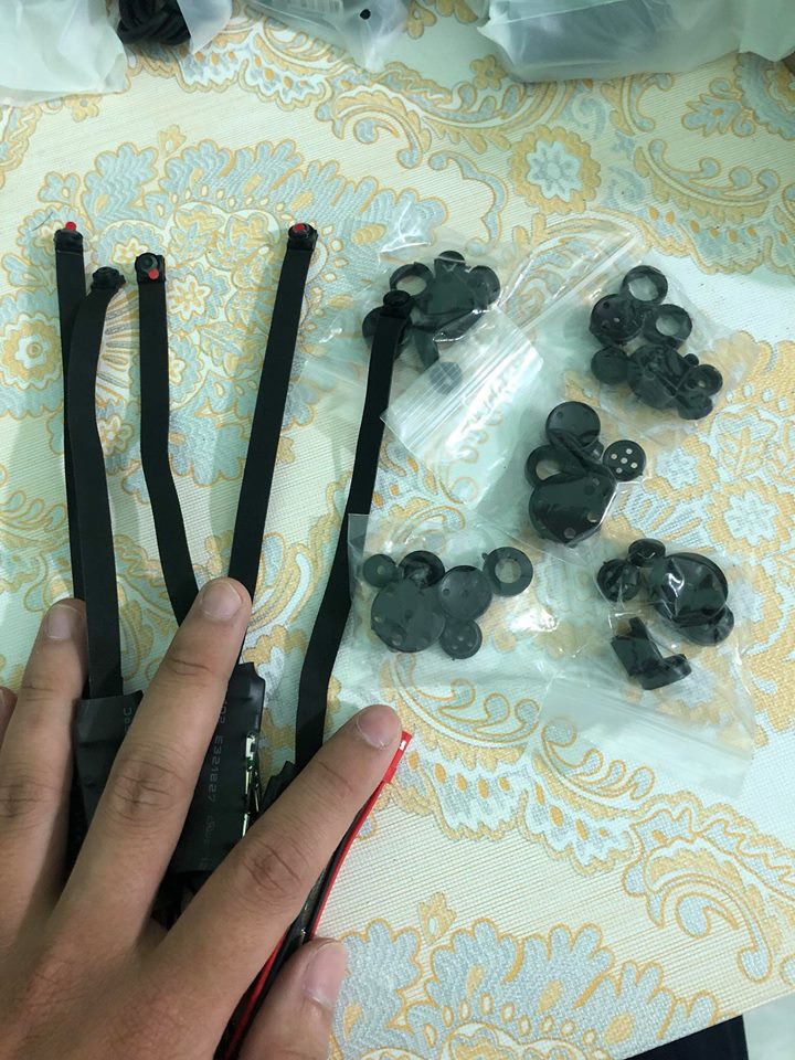 Camera siêu nhỏ hỗ trợ soi đề thi. Ảnh: NVCC