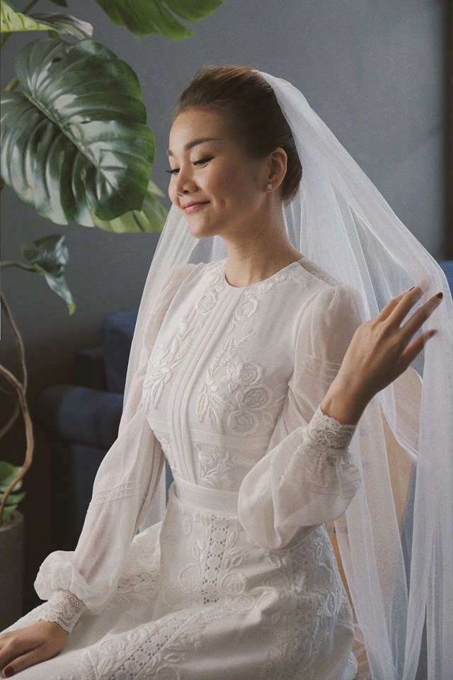Thanh Hằng rạng rỡ trong bộ váy cưới. Nguồn: FBNV