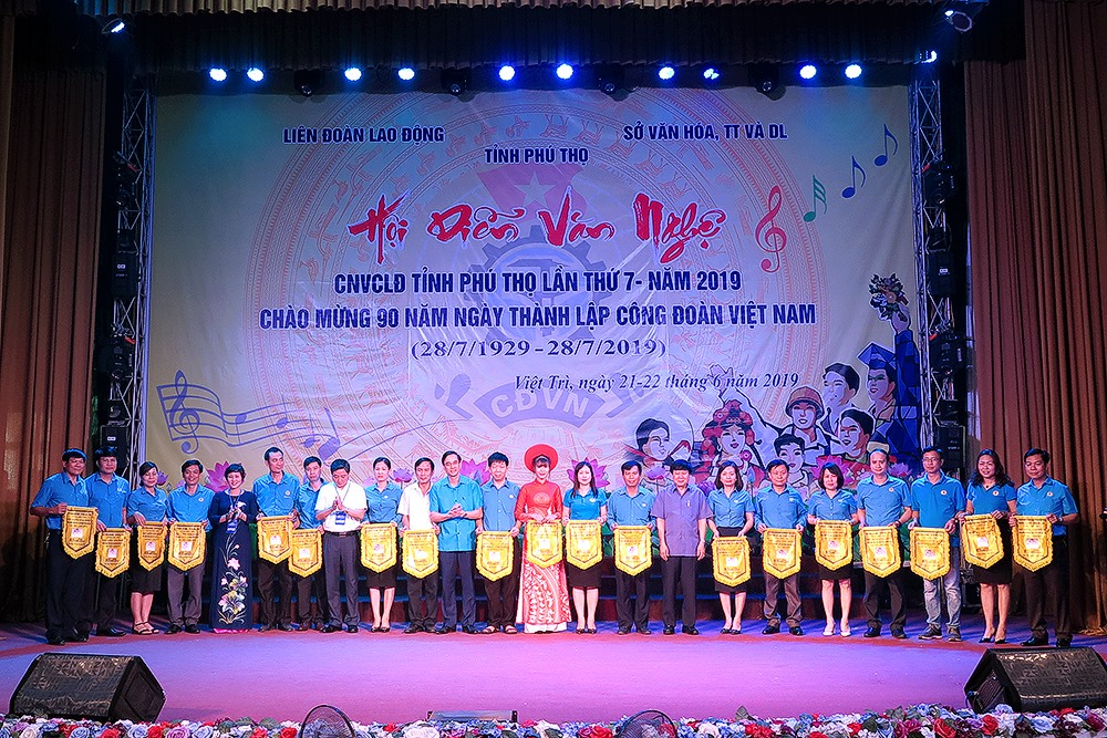 Lãnh đạo Hội đồng nhân dân tỉnh và LĐLĐ tỉnh, Sở VHTT&DL tỉnh trao cờ lưu niệm cho các đoàn tham gia. Ảnh: H.T
