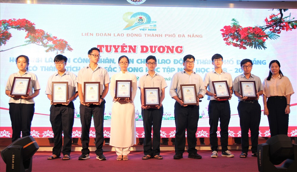 Có gần 200 học sinh là con CNVCLĐ học giỏi được tuyên dương trong đợt này