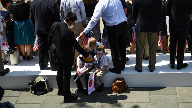Trong chuyên thăm của Tổng thống Mỹ Donald Trump tới Nhật Bản, nhiều trẻ em trong đoàn đón tiếp đã phải dán miếng giảm nhiệt do nắng nóng. Ảnh: AFP