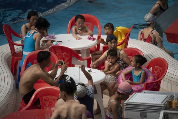 Mùa hè là mùa mà học sinh không phải đến trường, cha mẹ các em cũng nhân dịp này đưa con em tới các bể bơi, khu vui chơi để giải trí.