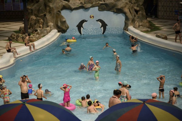 Với các nắng oi bức, các gia đình tại Triều Tiên thường xuyên tổ chức đi chơi công viên nước để “giải nhiệt“.